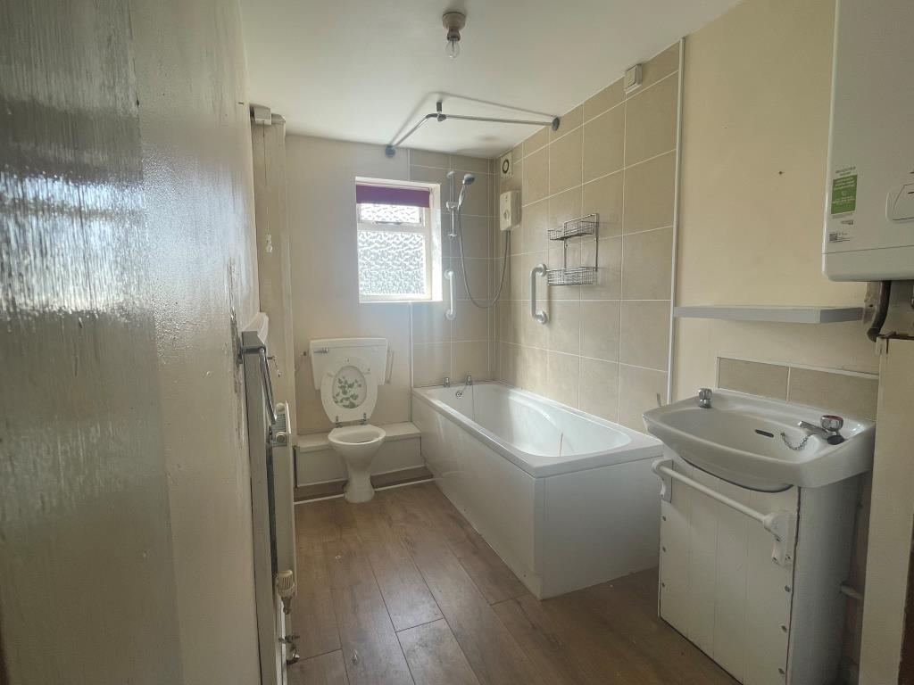 Lot: 151 - HOUSE IN NEED OF IMPROVEMENT - Bathroom with W.C. and wash basin